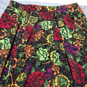 Thick pleated skirt with pockets